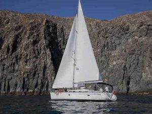 Exclusive 3-hour sailing tour, up to 9 persons: Whale watching, swimming stop in a cove in Los Gigantes